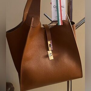 Chic Leather Tote Bag